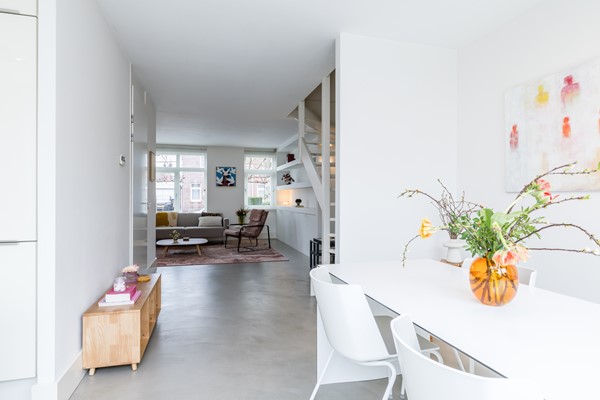 Foto - Verkocht onder voorbehoud: In een rustige en kindvriendelijke woonomgeving staat deze moderne instapklare geschakelde twee-onder-een-kapwoning (bouwjaar 2011) met voldoende woonoppervlakte, garage en tuin.